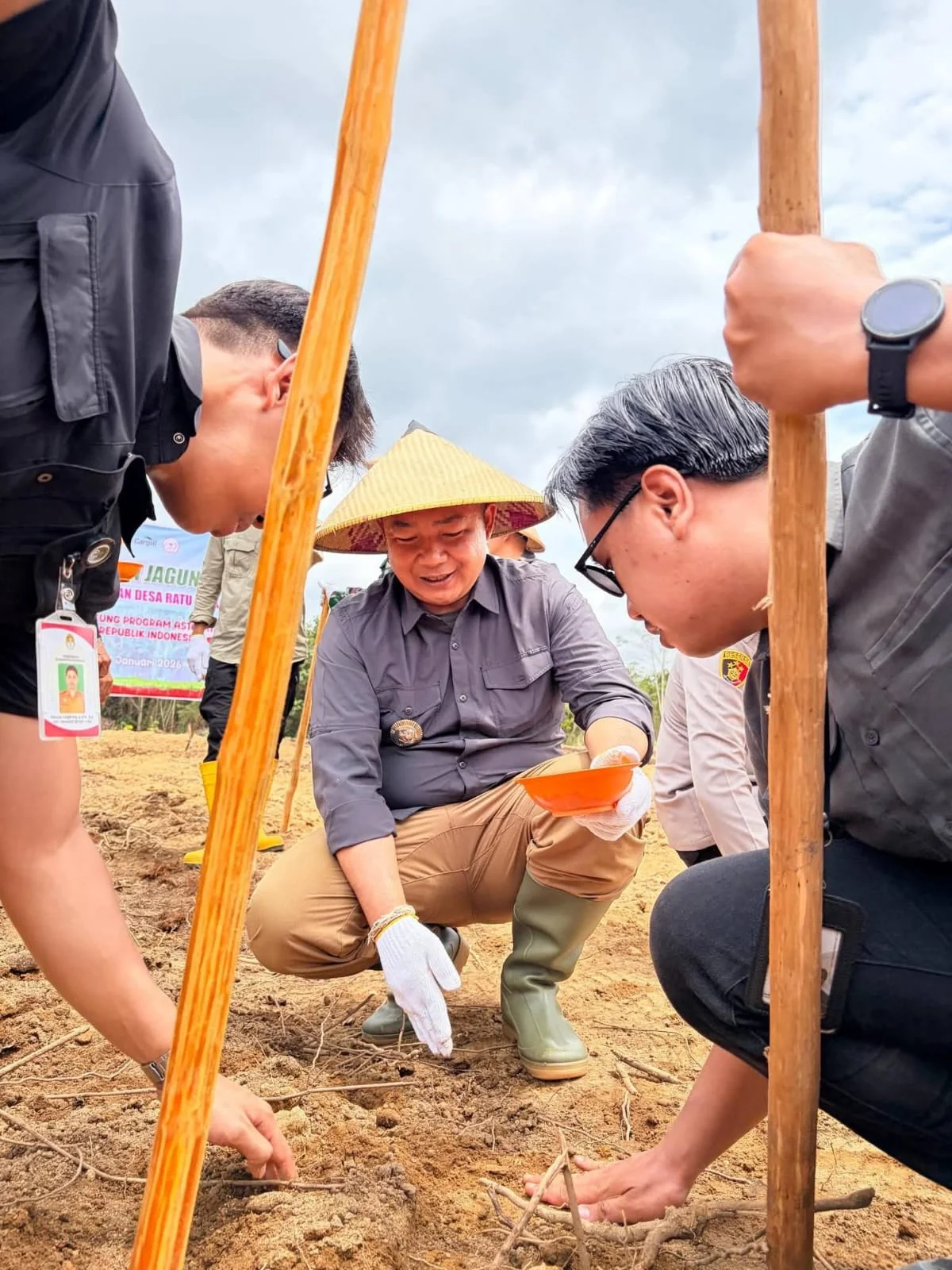 TANAM JAGUNG - Bupati Ketapang Alexander Wilyo Kegiatan penanaman jagung tersebut berlangsung di Dusun Batu Penyarak, Kecamatan Manis Mata, Sabtu (31/1/2026)