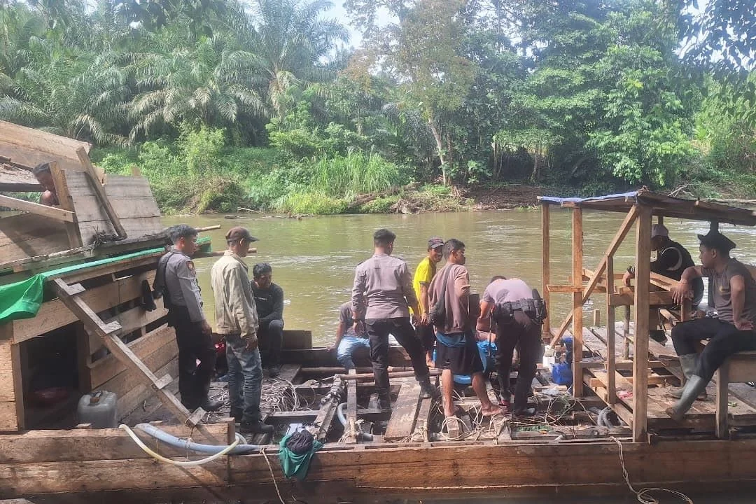 Lelah dengan Pencemaran, Warga Sekadau Hulu Bertindak: Bersama Polisi Tertibkan Tambang Ilegal di Sungai Ntorap. (FOTO: HUMAS POLRES)