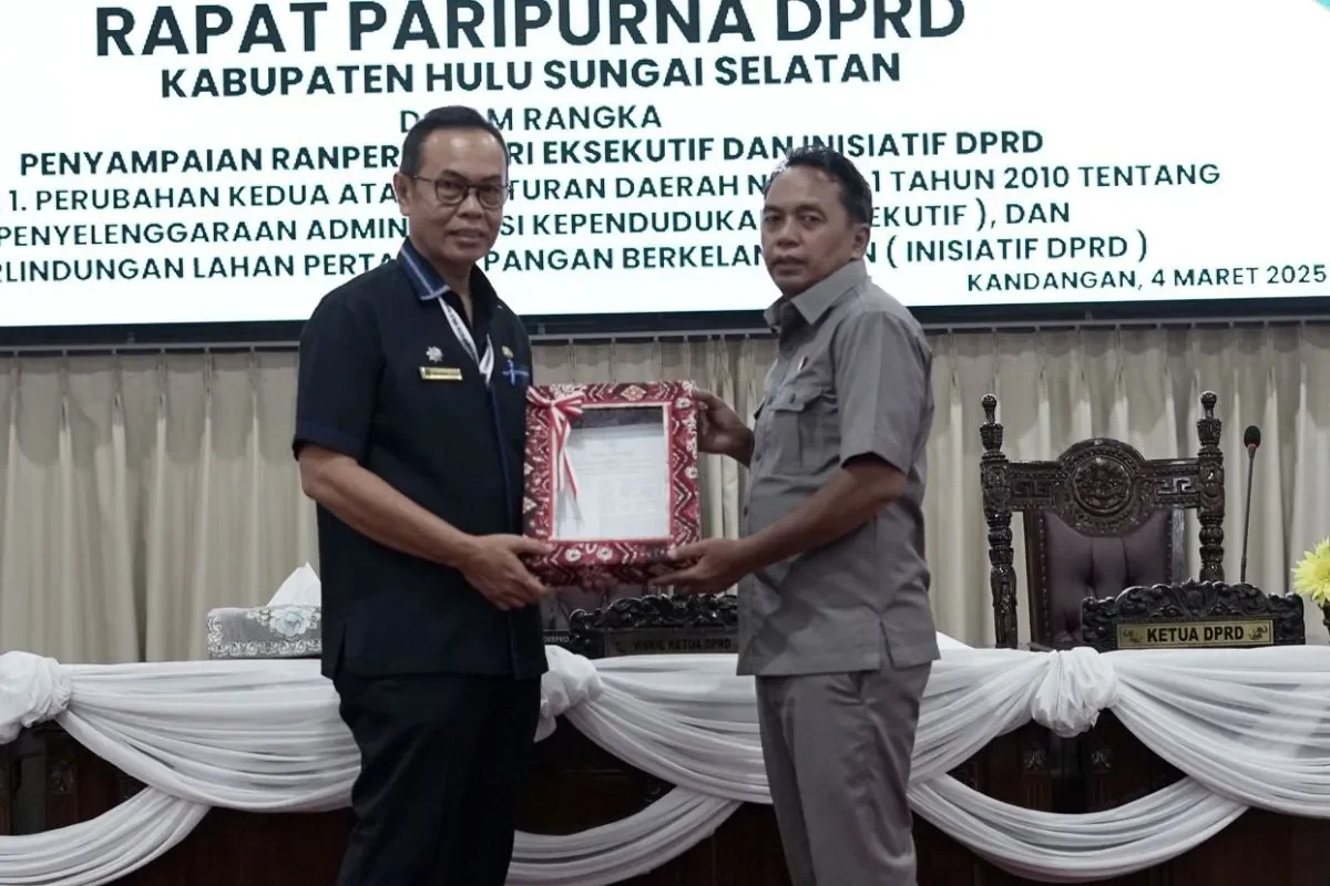 Penyerahan dokumen raperda dari Sekda M Noor kepada Wakil Ketua I DPRD Husnan, di Kandangan, Hulu Sungai Selatan, Kalimantan Selatan, (int)