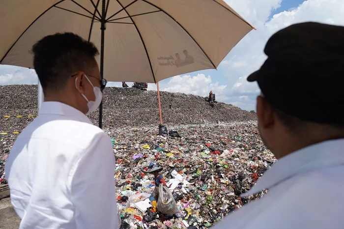TINJAU - Wali Kota Pontianak Edi Rusdi Kamtono meninjau TPA Batulayang yang akan beralih dari sistem open dumping  menjadi sanitary landfill dan contolled landfill.