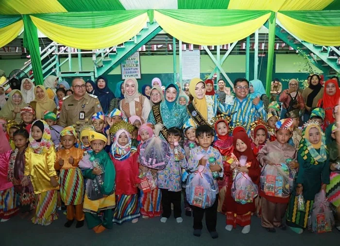 FOTO BERSAMA - Bunda PAUD Provinsi Kalbar Erlina Ria Norsan dan Bunda PAUD Kota Pontianak Yanieta Arbiastutie Kamtono berfoto bersama siswa-siswi PAUD Percontohan PKK Kota Pontianak.