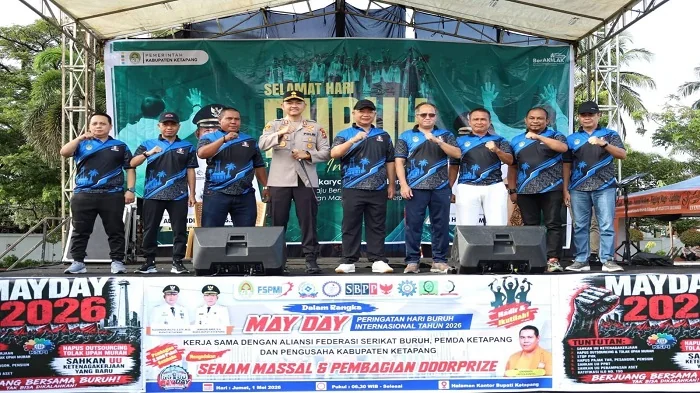 Bupati Ketapang, Alexander Wilyo (tengah) foto bersama dalam kegiatan May Day di Halaman Kantor Bupati Ketapang.