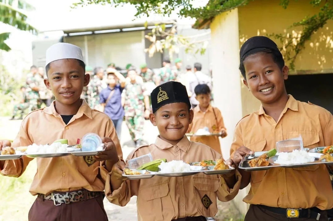 Unik! Ala Prajurit TNI, Pangdam XII/Tpr Beri Makan Gratis Bergizi di MTS Pontianak Sambil Ajarkan Karakter. (FOTO: PENDAM XII/TPR.)