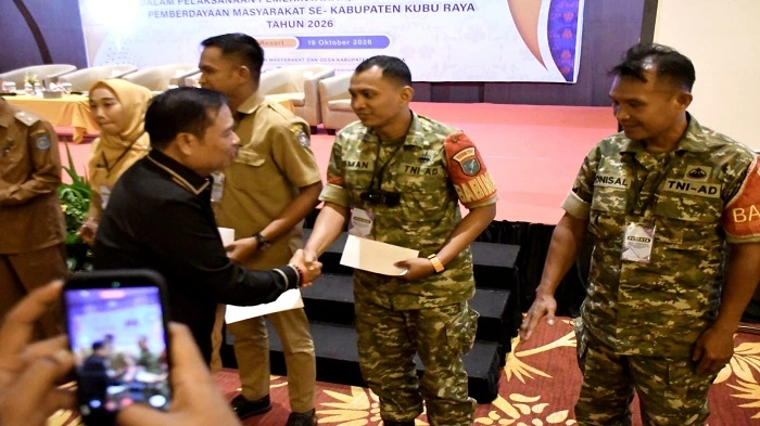 Ketua Komisi V DPR RI, Lasarus, memberikan tambahan uang saku senilai Rp50 juta dari dana pribadinya kepada peserta Rapat Koordinasi (Rakor) Sinergisitas Pemerintah, TNI, dan Polri yang digelar Pemerintah Kabupaten Kubu Raya, Senin (19/10/2026)