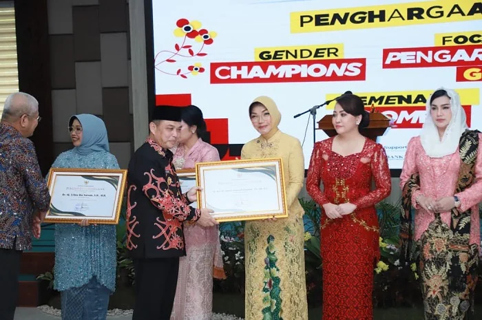 PENGHARGAAN - Ketua TP PKK Kota Pontianak Yanieta Arbiastutie Kamtono menerima piagam penghargaan dari Gubernur Kalbar Ria Norsan
