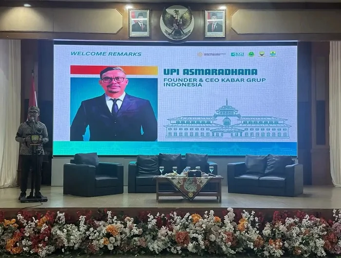 ounder dan CEO Kabar Grup Indonesia (KGI), Upi Asmaradhana saat menyampaikan sambutan pada Forum Ekonomi Regional Jawa Barat (FERJB) 2026 di Aula Tampomas, Sumedang, Jawa Barat, Selasa (23/6/2026).