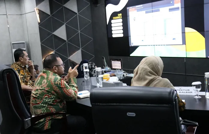 Pj Sekda Kalbar M Bari mengikuti raoat virtual bersama Mendagri terkait pembahasan upaya konkrit peningkatan pertumbuhan ekonomi bersama secara virtual di Data Analytic Room (DAR) Kantor Gubernur Kalimantan Barat (ANTARA)
