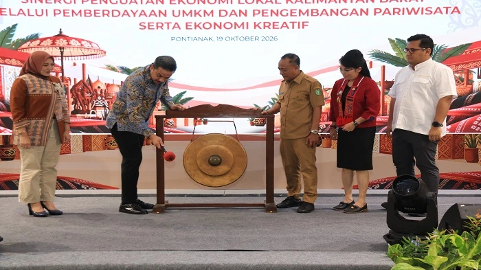 TABUH GONG - Menteri Usaha Mikro, Kecil, dan Menengah (UMKM) RI, Maman Abdurrahman menabuh gong menandai peluncuruan progam Kredit Usaha Mikro Peduli (KUM Peduli) untuk memperluas akses pembiayaan bagi pelaku usaha mikro sekaligus mengurangi ketergantunga