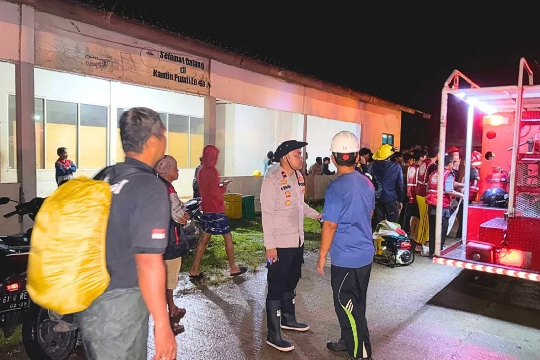 10 Mess Karyawan PT MUBK di Kubu Raya Ludes Terbakar, Polisi Selidiki Sumber Api dari Mess Kosong. (FOTO: HUMAS POLRES)