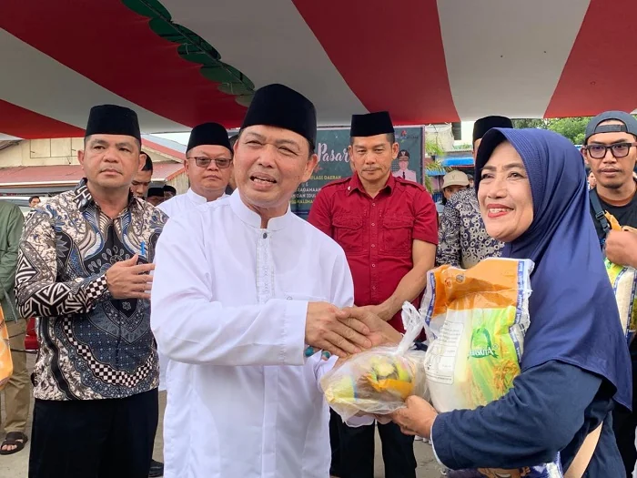 PASAR MURAH - Gubernur Kalimantan Barat Ria Norsan saat menggelar operasi pasar murah di Kabupaten Landak, Minggu (1/3/2026)