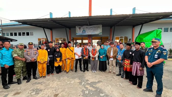 KUNKER - Gubernur Kalimantan Barat Ria Norsan beserta Ketua TP PKK Kalbar Erlina Norsan saat tiba di Dermaga Teluk Batang, Kabupaten Kayong Utara Kamis (30/7/2026)