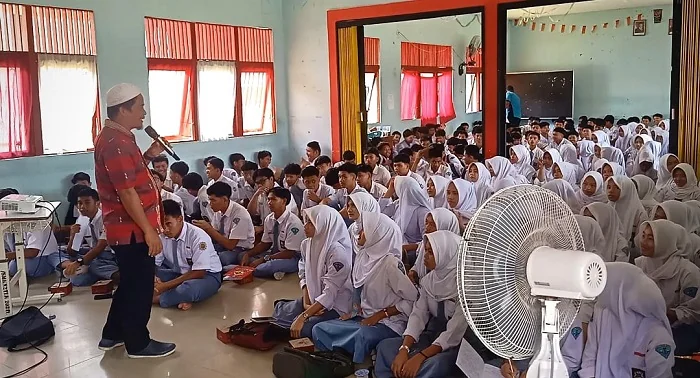 MUSEUM KELILING - Dr Muriadi Kurator Museum Daerah Kabupaten Sambas mensosialisasikan Museum Daerah melalui program Museum Keliling di SMKN 2 Teluk Keramat. Kamis (6/11/2025).