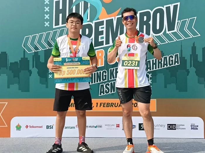 DOORPRIZE - Justin Sean pelari muda yang turut berpartisipasi pada even Akcaya Run 2026 mendapatkan doorprize berupa tabungan emas senilai Rp 500 ribu. Even Akcaya Run 2026 diikuti oleh sekitar 400 peserta. agenda itu merupakan puncak kegiatan olahraga da