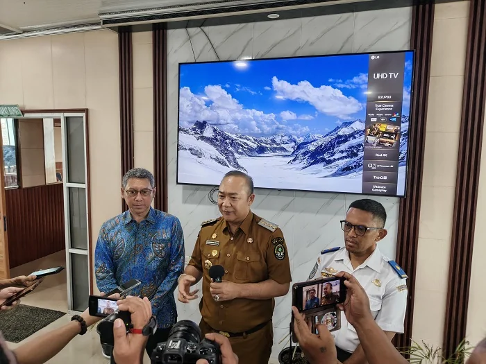 WAWANCARA - Bupati Ketapang Alexander Wilyo (tengah) bersama pihak PT Fly Jaya dan Bandara Rahadi Oesman Ketapang saat diwawancarai awak media.