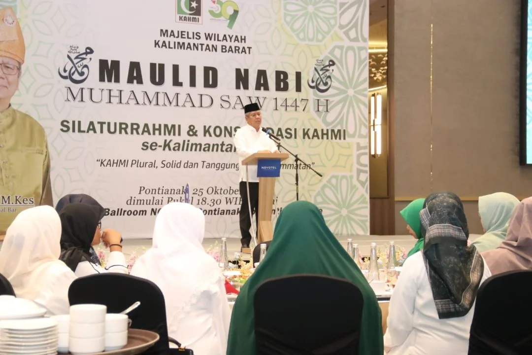 Ketua MW KAHMI Kalbar, Harisson beri sambutan. | KAHMI Kalbar Gelar Maulid Nabi dan Konsolidasi Akbar, Perkuat Soliditas dan Pemikiran Cerdas. (FOTO: ISTIMEWA)