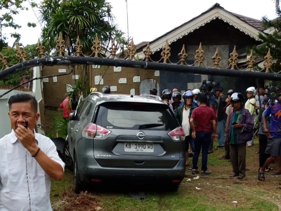 KECELAKAAN - Mobil Nissan X-Trail pasca menabrak Motor Ojol dan Pagar Rumah di Jalan Purnama 1 Pontianak, Senin 11 Mei 2026/Istimewa.