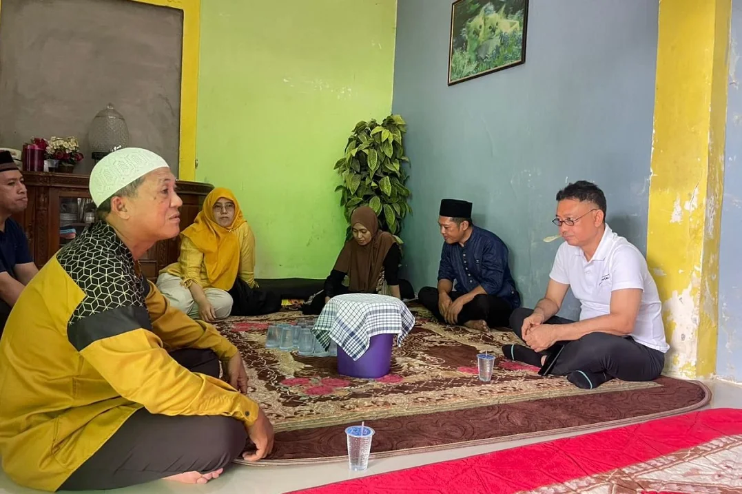 Wali Kota Pontianak Edi Rusdi Kamtono takziah ke rumah duka, almarhum Syarif Muhammad Farid Fathoni, korban laka lantas dengan tronton. | Prihatin Korban Tewas Tronton di Pontianak Barat, Wali Kota Edi Kamtono Desak Percepatan Operasi Pelabuhan Kijing. (F