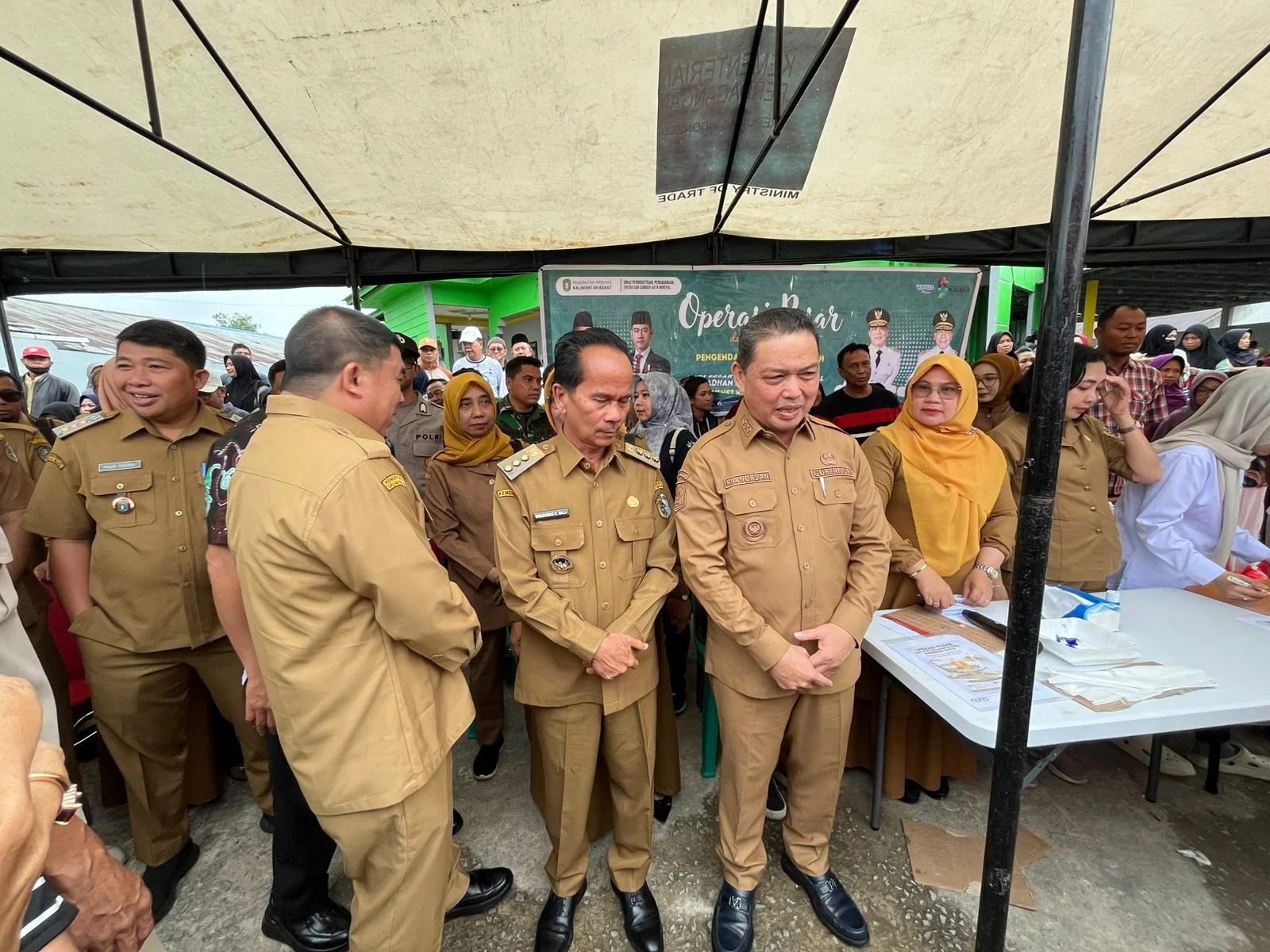 OPERASI PASAR - Guburnur Kalimantan Barat Ria Norsan bersama Bupati Sintang Gregorius Herkulanus Bala saat memantau pelaksanaan operasi pasar murah di Halaman Masjid Darunnajah Sintang, Senin (23/2/2026)