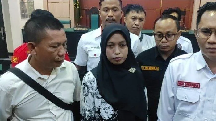 Guru SDN Baito Kabupaten Konawe Selatan Provinsi Sulawesi Tenggara, Supriyani yang didakwa memukuli anak polisi berharap bisa divonis bebas oleh majelis hakim. Hal ini disampaikan Supriyani usai dituntut bebas dari dakwaan dugaan kasus pemukulan anak poli