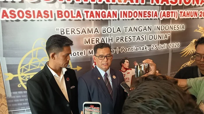 WAWANCARA - Ketua Umum PB ABTI Zulfydar Zaidar Mochtar saat diwawancarai usai pembukaan Munas ABTI 2026 di Hotel Mahkota Pontianak, Sabtu (25/7/2026)