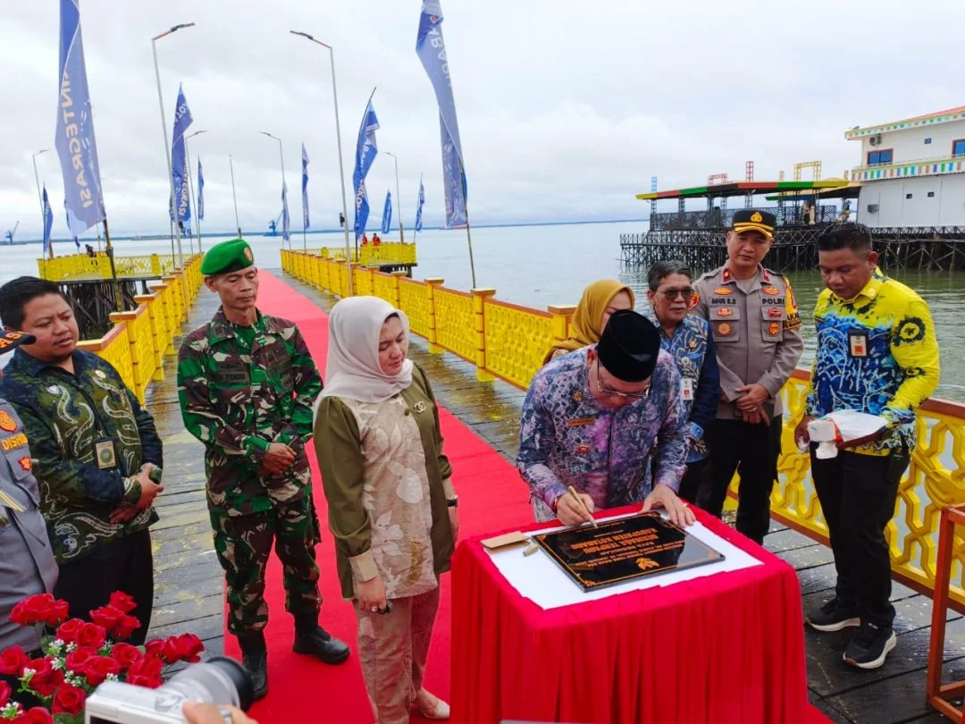 Bupati Kotabaru, H. Sayed Jafar, meresmikan dermaga terintegrasi yang terletak di Kelurahan Kotabaru Hilir, Kecamatan Pulau Laut Sigam. (int)