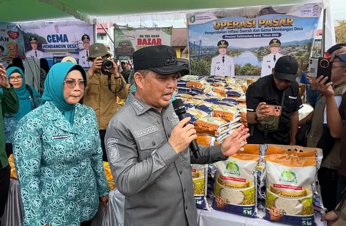 OPERASI PASAR - Gubernur Kalimantan Barat Ria Norsan bersama Ketua TP PKK Provinsi Kalbar Erlina Norsan saat meninjau pelaksanaan operasi pasar murah di Kecamatan Teluk Batang, Jumat (31/7/2026)