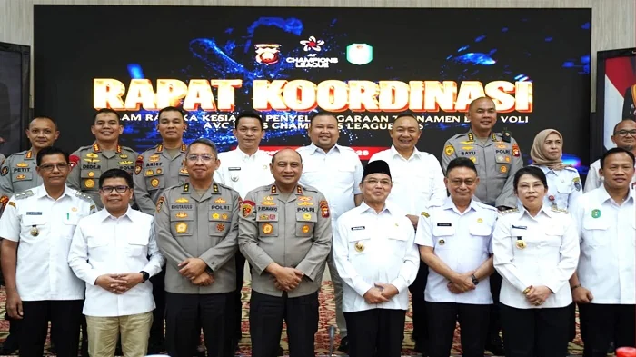 Bupati Ketapang, Alexander Wilyo beserta seluruh kepala daerah se-Kalbar foto bersama usai rapat koordinasi di Polda Kalbar