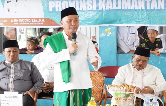 Gubernur Kalteng H. Sugianto Sabran saat membuka pasar murah di Pelabuhan Rambang.
