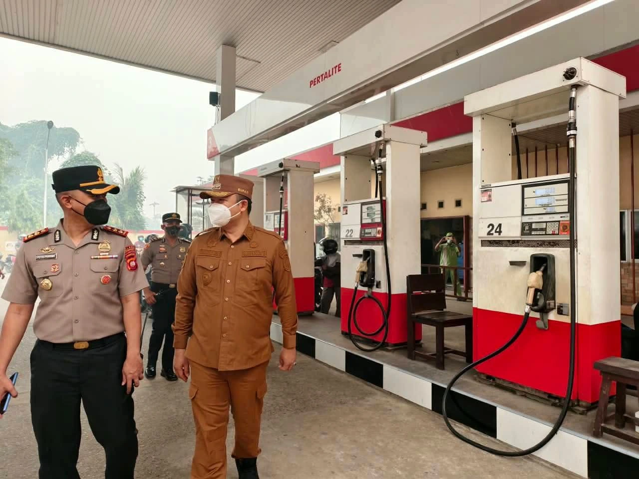 Bupati Ketapang, Alexander Wilyo bersama Kapolres Ketapang turun langsung mengecek ke SPBU Jalan DI Panjaitan, Ketapang.