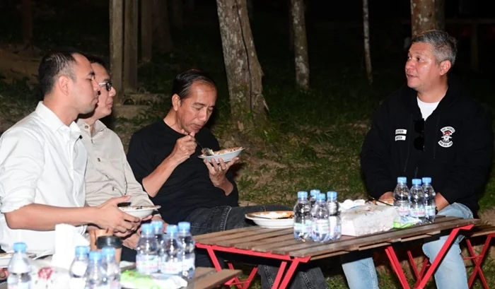 Presiden Joko Widodo didampingi Ibu Iriana Joko Widodo mengajak para penggiat seni dan pemengaruh (influencer) Tanah Air makan malam bersama di kawasan glamping IKN, pada Minggu malam, 28 Juli 2024. Foto: BPMI Setpres/Muchlis Jr.