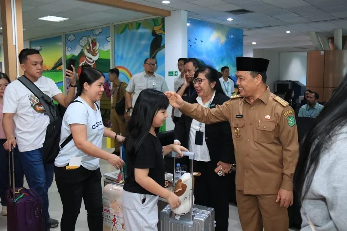 PELEPASAN - Gubernur Kalimantan Barat melepas para penumpang pada peresmian penerbangan internasional rute Pontianak-Singapura di Bandara Internasional Supadio Pontianak Senin (29/6/2026)