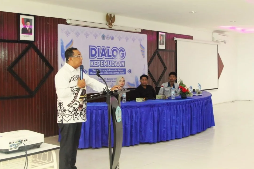 Kepala Dinas Pemuda, Olahraga dan Pariwisata (Disporapar) Kota Pontianak, Rizal Al Mutahar menyampaikan materi dialog kepemudaan yang digelar BEM Polnep, Sabtu (25/10/25). (FOTO: ANWAR)