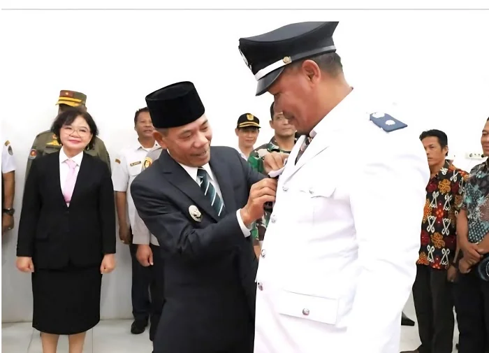 PELANTIKAN - Wakil Bupati Ketapang melantik Kepala Desa Pengganti Antar Waktu (PAW) Desa Tempurukan, Saparudin, Rabu (4/2/2026).