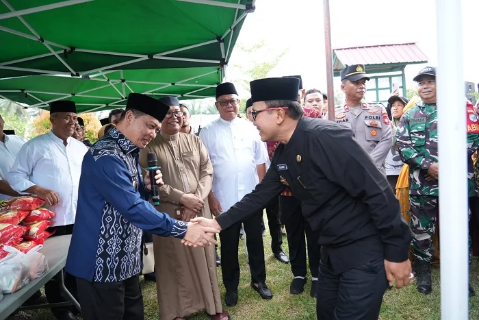SALAMAN - Gubernur Kalimantan Barat Ria Norsan dan Bupati Kubu Raya Sujiwo saat bersalaman pada moen operasi pasar murah di Rasau Jaya. Kamis (26/2/2026)
