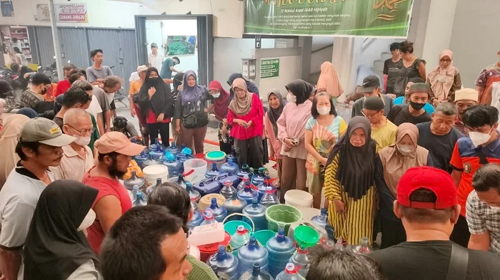 AIR BERSIH - Gubernur Ria Norsan mendistribusikan Air Bersih gratis untuk masyarakat yang terdampak kemarau panjang dan kabut asap akibat kebakaran hutan dan lahan (karhutla), Minggu (13/9/2026).