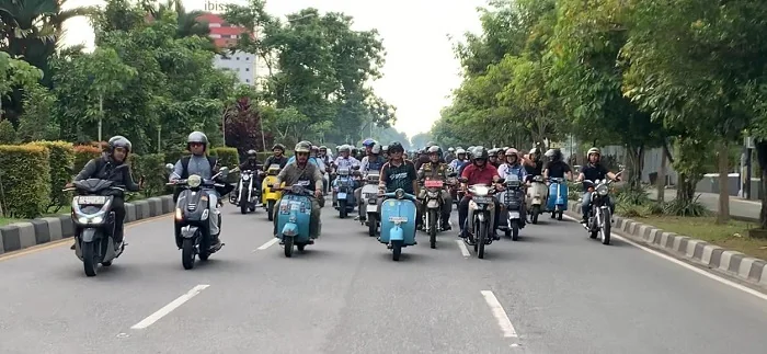 WAGUB - Wagub Kalimantan Barat Krisantus Kurniawan saat touring bersama komunitas Vespa.