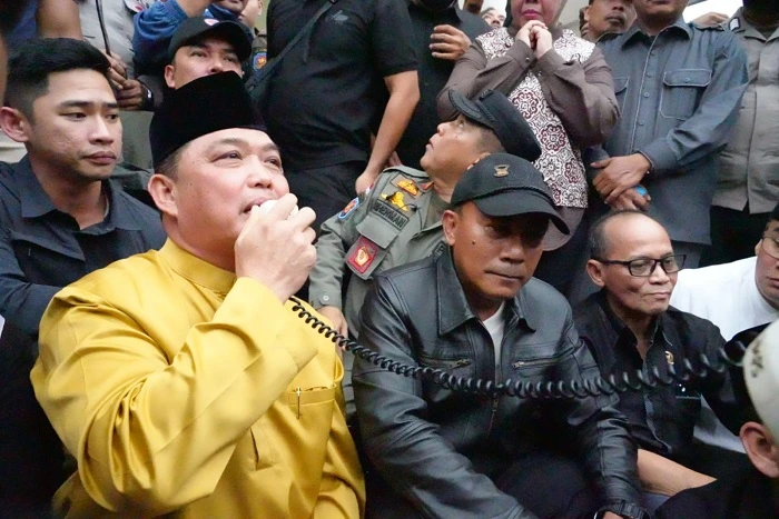 Gubernur Kalbar Ria Norsan dan Wakil Gubernur Kalbar Krisantus Kurniawan saat menemui aksi masa di Halaman Kantor Gubernur Kalbar, Kamis (23/10/2026)