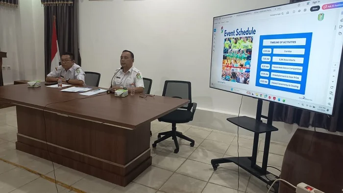 RAPAT - Kepala Disporapar Kalbar Sugeng Hariadi saat memimpin rapat persiapan perlombaan olahraga dalam rangka HUT Pemprov Kalbar ke 69 di Aula Dispora Kalbar Rabu (7/1/2026)