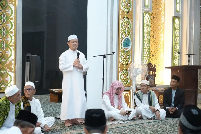 KULTUM - Gubernur Kalimantan Barat Ria Norsan saat memberikan kultum subuh di Masjid Alfalah Kabupaten Mempawah, Minggu (1/3/2026)