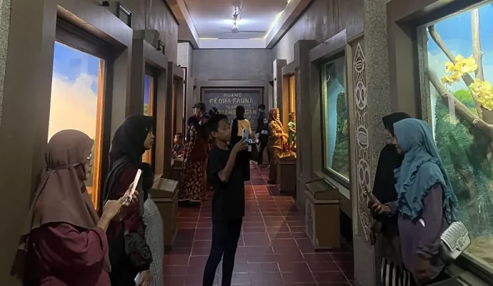 Masyarakat ramai mengunjungi Museum Mulawarman di momen liburan Tahun Baru 2025 di Tenggarong (ANTARA)