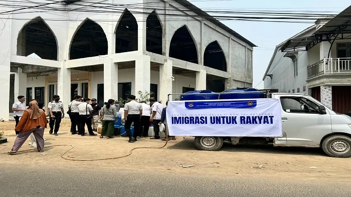 AIR BERSIH -Penyaluran air bersih oleh Imigrasi Ketapang melalui PIMPASA ke warga Mulia Baru Ketapang