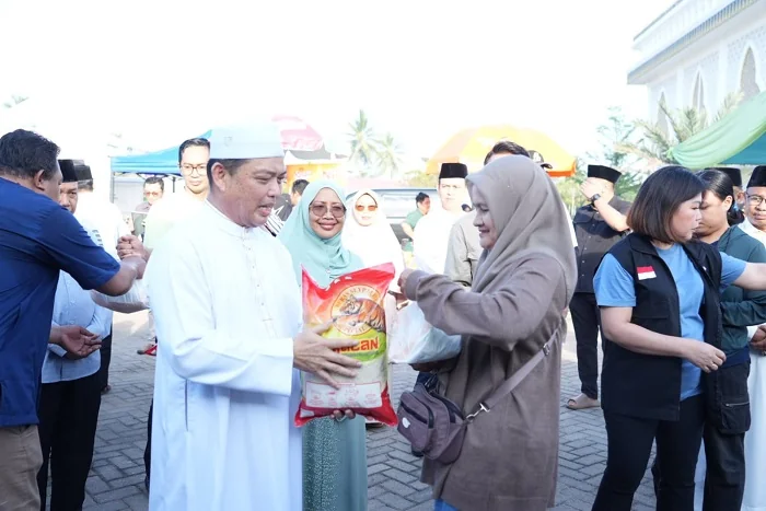 PASAR MURAH - Gubernur Kalimantan Barat saat menyerahkan paket sembako pada warga dalam gelaran Pasar Murah Pemprov Kalbar di Kabupaten Mempawah pada Minggu (1/3/2026)
