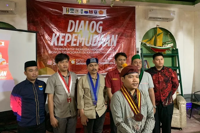 DIALOG - Kelompok Cipayung Plus Kalimantan Barat,  menyatakan sikap atas wacana penempatan institusi Polri di bawah kementerian sekaligus menggelar dialog, yang berlangsung di Cafe 1/2 di Jalan Sepakat, Pontianak, pasa Senin (16/2/2026) malam.