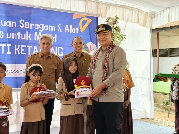 Pemberian bantuan seragam dan alat tulis sekolah gratis oleh Bupati Ketapang, Alexander Wilyo.