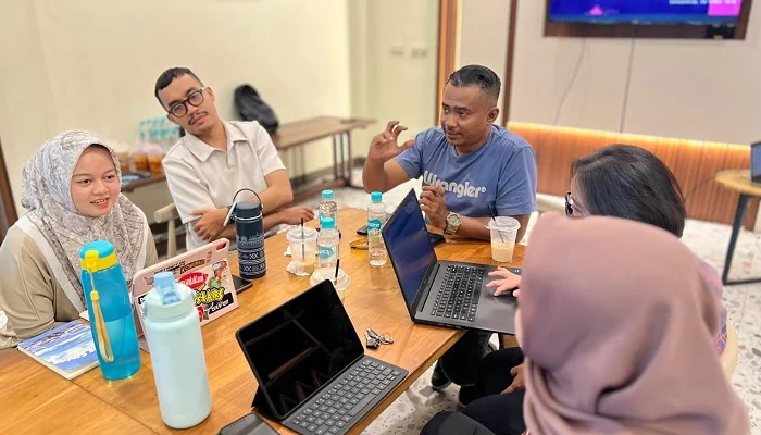 JURNALIS - Ketua AJI Pontianak Aldy Rivai (Baju Biru) saat menggelar Rapat Kerja   Pengurus AJI Pontianak. Pada Momen Mayday 2026 AJI Pontianak menyerukan  Upah Layak Jurnalis dan Ancaman PHK di Industri Media