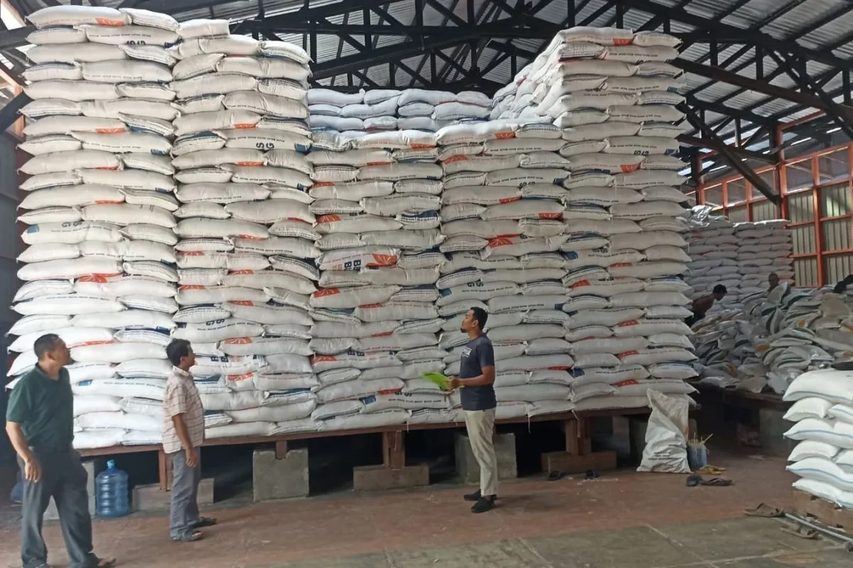 Ketersediaan beras di gudang Bulog Putussibau untuk memenuhi kebutuhan masyarakat di Kabupaten Kapuas Hulu, Kalimantan Barat. (ANTARA)