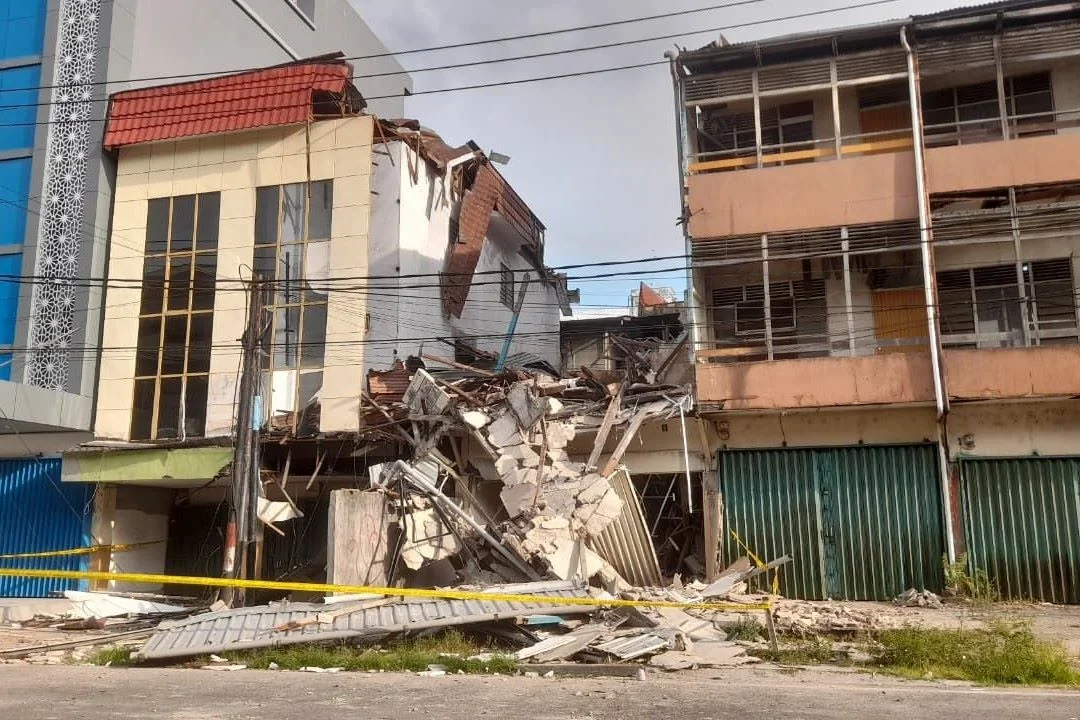 Ruko Tua di Pontianak Roboh, Wali Kota Edi Kamtono Minta Bangunan Usia Lanjut Diperhatikan. (FOTO: ISTIMEWA)