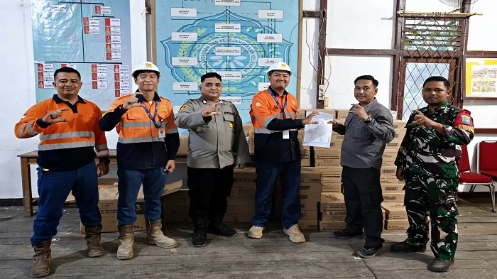 BANTUAN -Manajemen CMI memberikan bantuan sarana kesehatan untuk atasi dampak Karhutla di ketapang