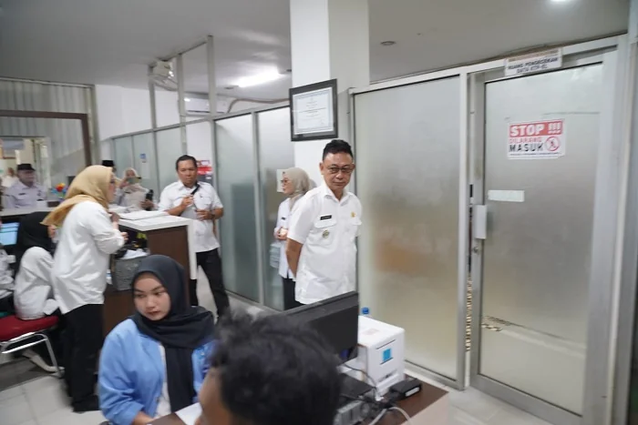 SIDAK - Wali Kota Pontianak Edi Rusdi Kamtono memimpin tim sidak kehadiran ASN usai libur lebaran pada Rabu (26/03/2025)