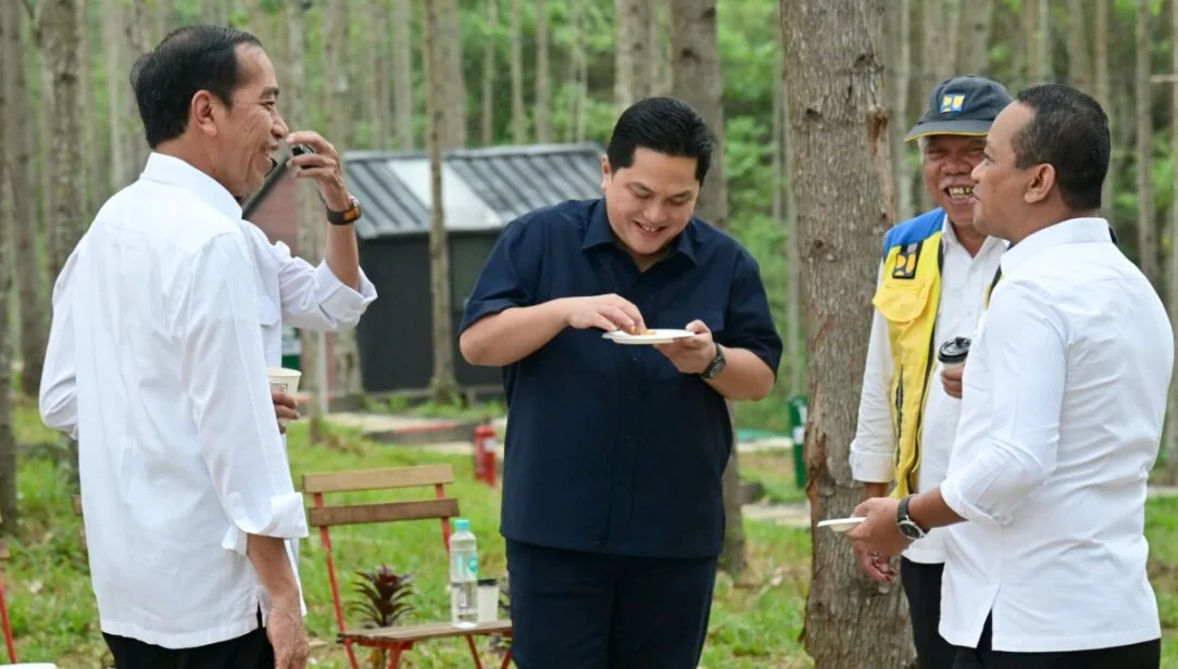 Presiden RI Joko Widodo saat bersenda gurau bersama para Menterinya di IKN, (Foto: Setneg RI).